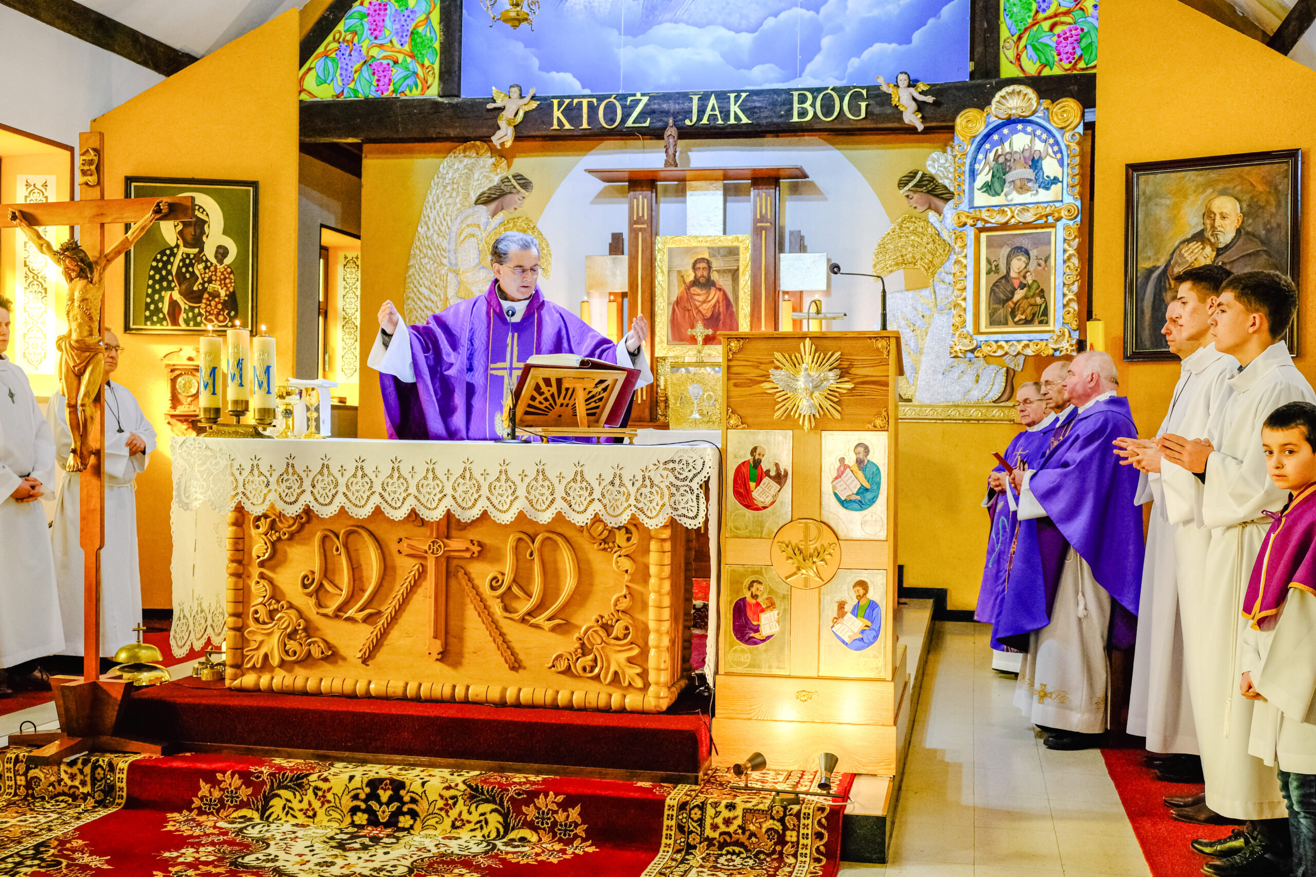 Uroczyste przekazanie parafii w Mnikowie